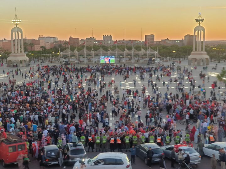 ساكنة مدينة العيون كبرى مدن الصراء المغربية إحتفالا بتأهل المنتخب المغربي لنصف نهاية المونديال