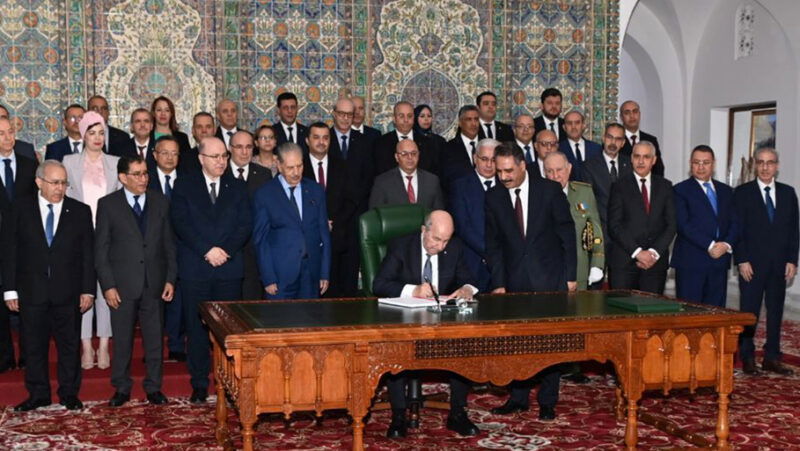 الجزائر توقع على أكبر موازنة في تاريخها بقيمة 100 مليار دولار