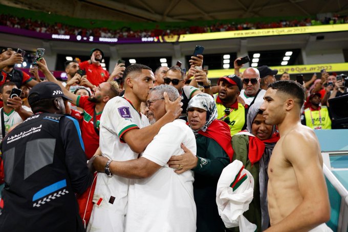 أمهات-لاعبي-المنتخب-يساندن-أبناءهن-في-المدرجات