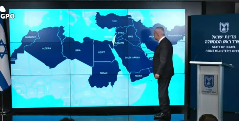 رئيس الوزراء الإسرائيلي بنيامين نتنياهو،وهو يعرض خريطة للعالم العربي، تضم خريطة للمغرب مبتورة