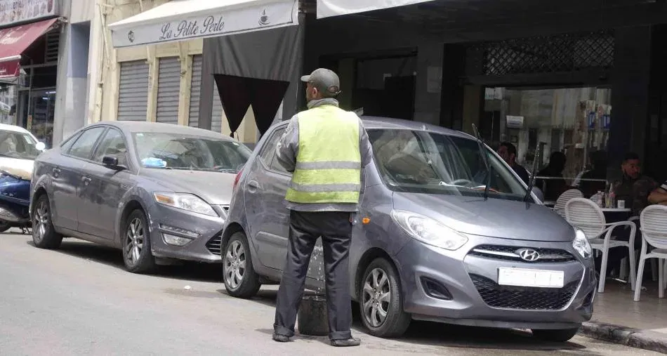 سلطات طنجة تقرر تجميد إصدار رخص حراسة السيارات لتحرير الملك العمومي