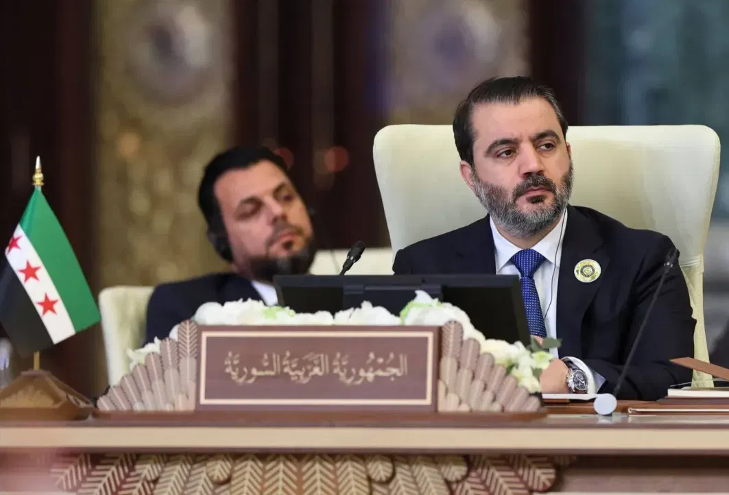 وزير الخارجية السوري أسعد الشيباني يحضر القمة العربية الرابعة والثلاثين في بغداد (أ.ب)