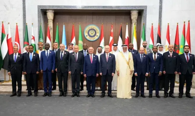 صورة جماعية لوزراء الخارجية العرب خلال اجتماعهم في العاصمة العراقية للتحضير لقمة بغداد (الفرنسية)