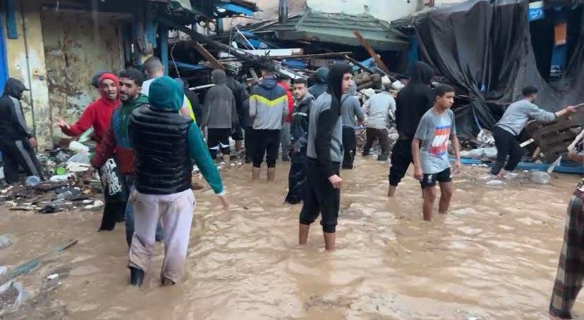 وسط المأساة.. إنقاذ سيدة من موت محقق بعدما حاصرتها سيول في المدينة العتيقة بآسفي